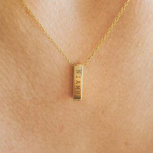 Vertical name necklace with name Niamh